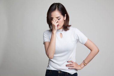 Genç Asyalı kadın hasta ve baş ağrısı var.