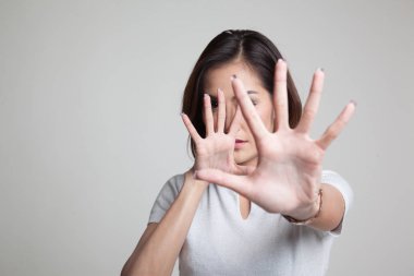 Genç Asyalı kadın yüzünü gizlemek.