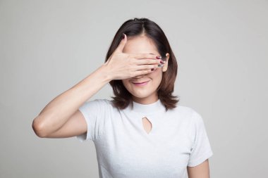 Genç Asyalı kadın gözleri el ile kapatın.