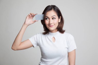 Genç Asyalı kadın düşünün boş bir kart ile.