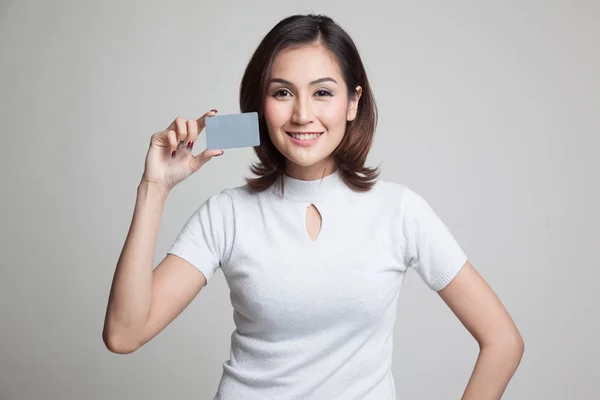 Joven asiática sonrisa con tarjeta en blanco . —  Fotos de Stock