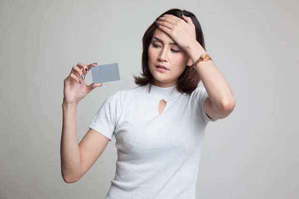 Jonge Aziatische vrouw hoofdpijn met een lege kaart. — Stockfoto