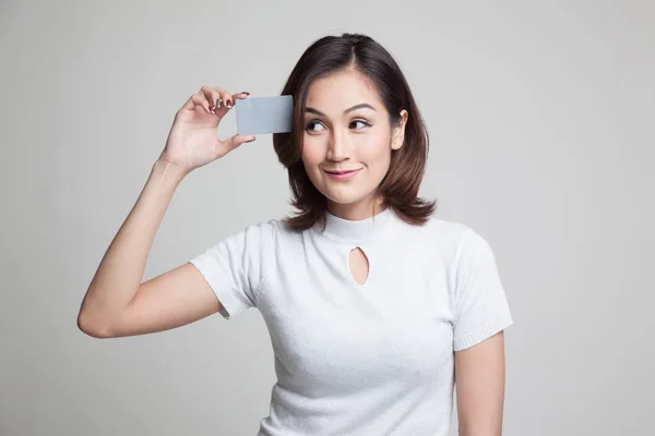 Junge asiatische Frau denken mit einer leeren Karte. — Stockfoto