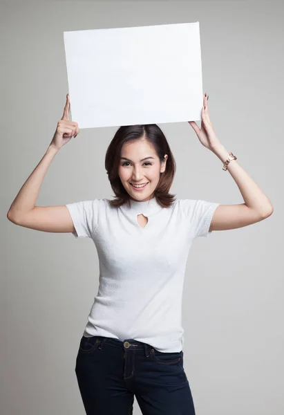 Giovane donna asiatica con bianco segno in bianco . — Foto Stock