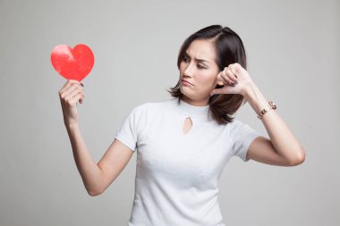 Asyalı kadın başparmak aşağı kırmızı kalpli.