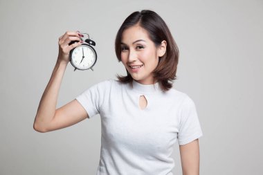 Saati olan genç Asyalı kadın..