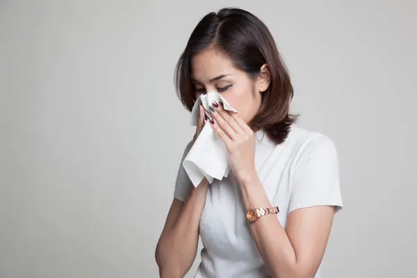 Junge Asiatin erkrankte an Grippe. — Stockfoto