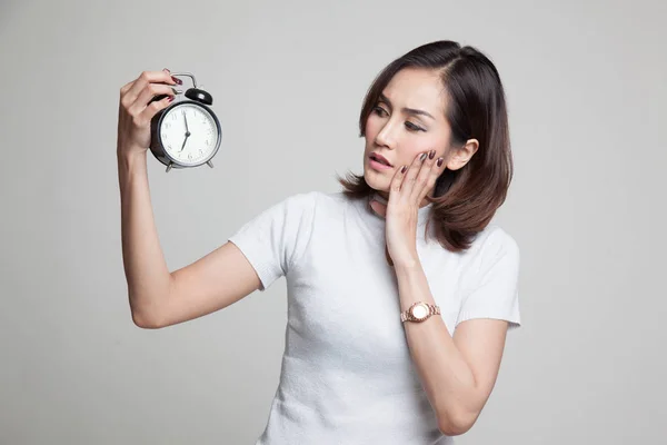 Joven asiática mujer es estresado con un reloj . — Foto de Stock