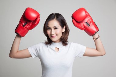 Genç Asyalı kadın kırmızı boks eldivenli.