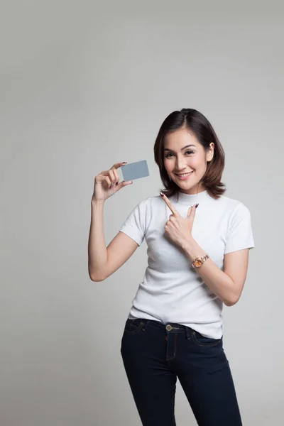 空白のカードに若いアジア女性ポイント. — ストック写真