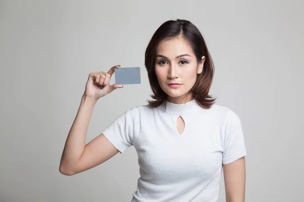 Joven mujer asiática con una tarjeta en blanco . —  Fotos de Stock