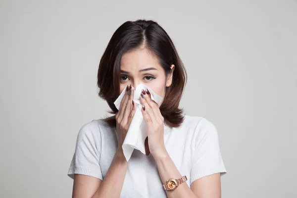 Young Asian woman got sick and flu. — Stock Photo, Image