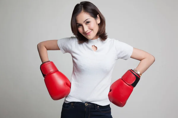 Joven mujer asiática con guantes de boxeo rojos . —  Fotos de Stock