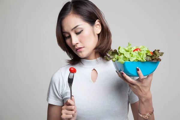 Asiatin hasst Salat. — Stockfoto