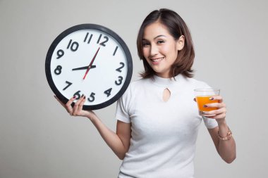 Asyalı kadın saati içki portakal suyu ile.