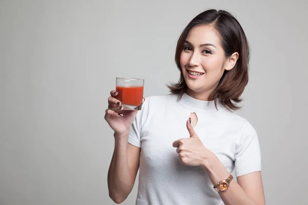 Jovem mulher asiática polegares para cima com suco de tomate . — Fotografia de Stock