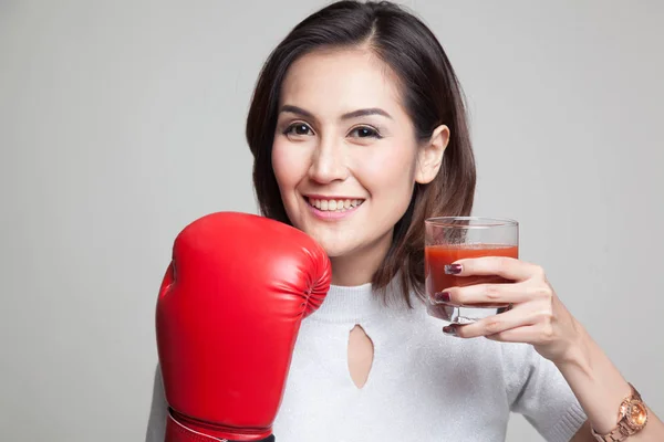 Joven mujer asiática con jugo de tomate y guante de boxeo . —  Fotos de Stock