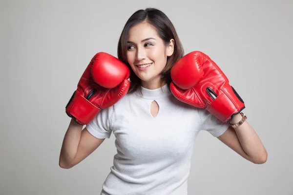 Young Asian woman with red boxing gloves. — Stock Photo, Image