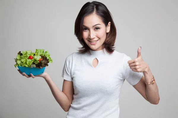 健康的亚洲女人竖起大拇指与沙拉. — 图库照片