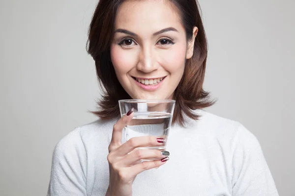 Jonge Aziatische vrouw met een glas drinkwater. — Stockfoto