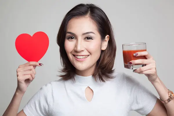 Jovem mulher asiática com suco de tomate e coração vermelho . — Fotografia de Stock