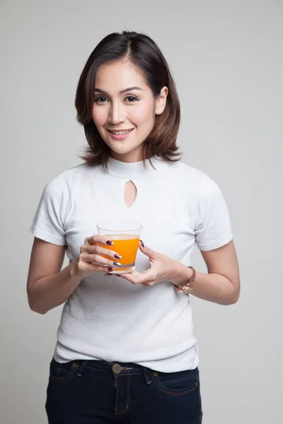 젊은 아시아 여자 음료 오렌지 주스. — 스톡 사진