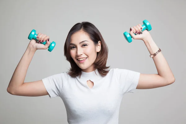 Saludable mujer asiática con mancuernas . — Foto de Stock