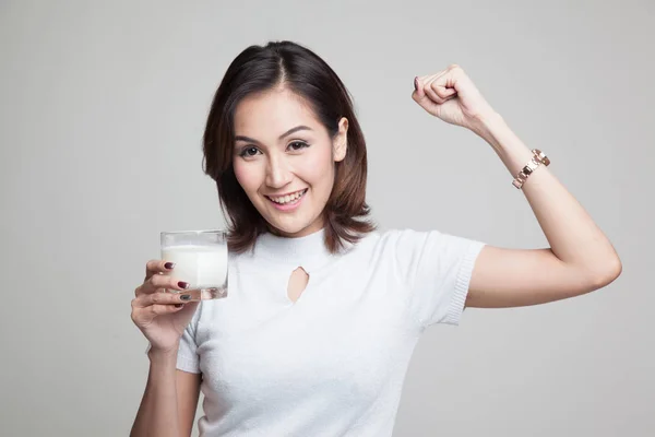 Healthy Asian woman drinking a glass of milk. — Stock Photo, Image