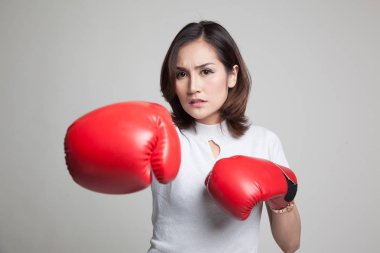 Genç Asyalı kadın kırmızı boks eldivenli.