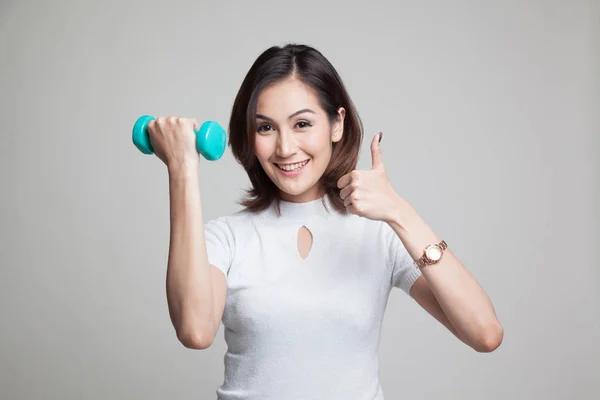 Saludable mujer asiática pulgares arriba con mancuernas . —  Fotos de Stock