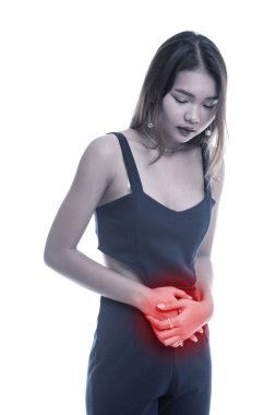 Genç Asyalı kadın mide ağrısı var.