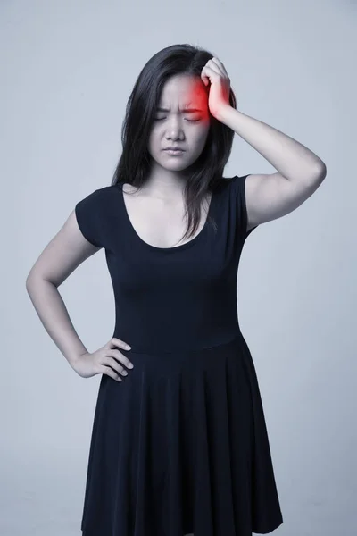 Jovem mulher asiática ficou doente e dor de cabeça . — Fotografia de Stock