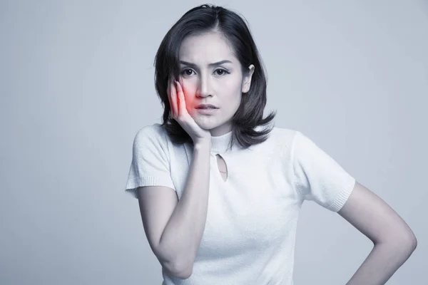 Giovane donna asiatica ha mal di denti . — Foto Stock