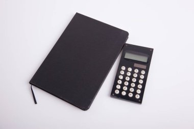 Siyah defter ve hesap makinesi