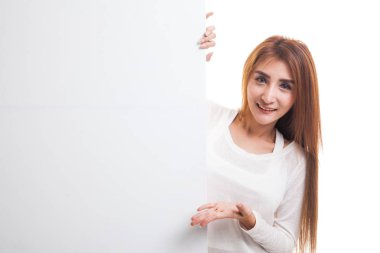 Palm el genç Asyalı kadın mevcut boş işaretiyle.