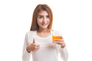 Genç Asyalı kadın başparmak yukarıya içki portakal suyu.