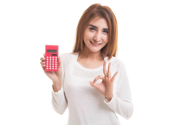 Mulher asiática mostrar OK com calculadora . — Fotografia de Stock