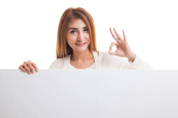 Junge asiatische Frau zeigen ok mit blank Zeichen. — Stockfoto