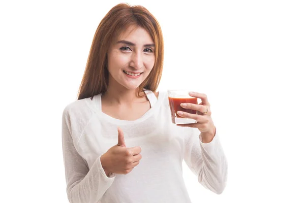 Ung asiatisk kvinna tummen upp med tomatjuice. — Stockfoto