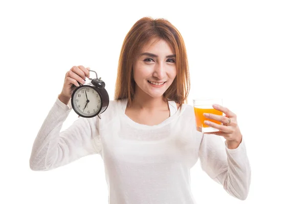 Asiatische Frau mit einer Uhr trinken Orangensaft. — Stockfoto