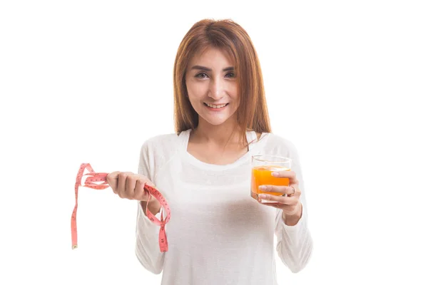 Mujer asiática beber jugo de naranja celebrar cinta métrica . — Foto de Stock