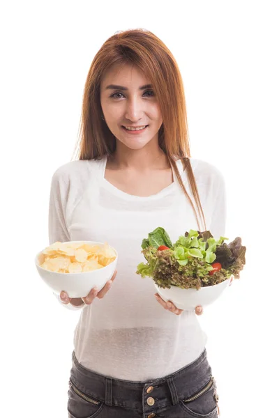 Jovem mulher asiática com batatas fritas e salada . — Fotografia de Stock