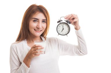 Sağlıklı Asyalı kadın süt içme cam saat tutun.