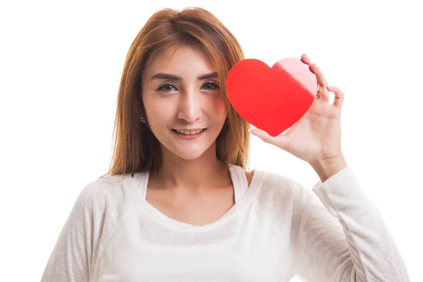 Aziatische vrouw met rood hart. — Stockfoto