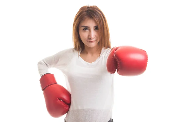 Joven mujer asiática con guantes de boxeo rojos . — Foto de Stock