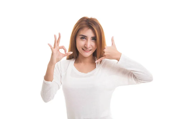 Mladá asijská žena show s telefonem gesto a Ok. — Stock fotografie