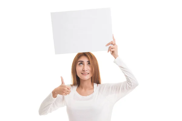 Jonge Aziatische vrouw opdagen duimen met witte leeg bord. — Stockfoto