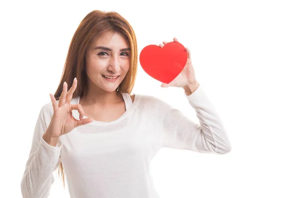 Asiatique femme montrer OK avec rouge coeur . — Photo