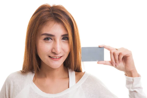 Jovem mulher asiática sorriso com cartão em branco . — Fotografia de Stock