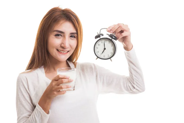 Saludable mujer asiática bebiendo vaso de leche celebrar reloj . —  Fotos de Stock